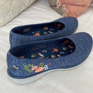 Skechers Microburst Garden Party Size 8.5 EUC